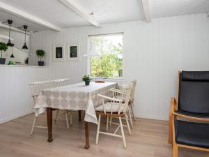 ロモ・キルケビーにある4 person holiday home in R mのダイニングルーム(テーブル、椅子付)