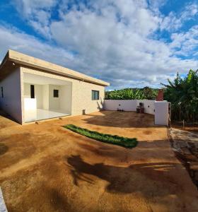 a house with a large yard in front of it at Chacara Pe. Cicero in Triunfo