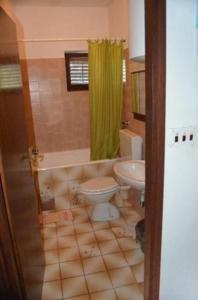 ein Bad mit einem WC und einem Waschbecken in der Unterkunft Apartment in Lun with sea view, terrace, air conditioning, Wi-Fi (4829-1) in Lun