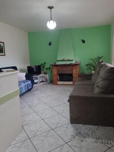 uma sala de estar com um sofá e uma lareira em Pousada São Francisco em Bento Gonçalves