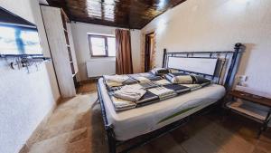 Una cama o camas en una habitación de La Popasul Cerbului