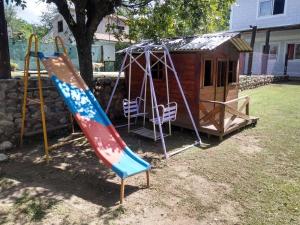 Vaikų žaidimų erdvė apgyvendinimo įstaigoje Cabañas El Nogal