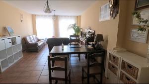 sala de estar con mesa de comedor y sillas en Hostal Santiago en Carrión de los Condes