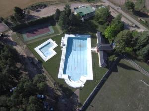 uma vista aérea de uma casa com piscina em Las Casitas del Pinar em Bayubas de Abajo