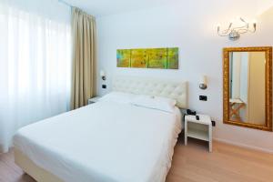 Un pat sau paturi într-o cameră la Hotel Mainè