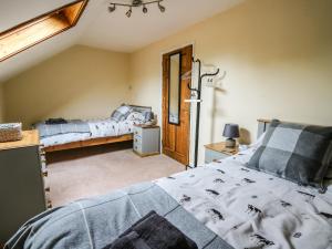 Кровать или кровати в номере Tynewydd Fields