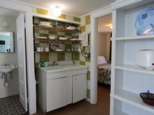 Pokój obejmuje łazienkę z umywalką i lustrem. w obiekcie Oceana Cottages w mieście North Truro +221 zdjęć