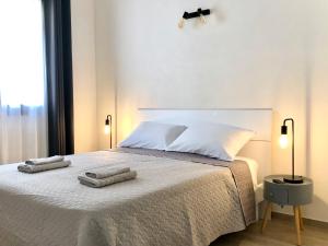 a bedroom with a bed with two towels on it at Le Quattro Porte in Marsala