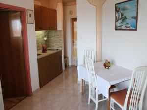 kuchnia i jadalnia z białym stołem i krzesłami w obiekcie Apartment in Kali with Sea View, Balcony, Air Conditioning, Wi-Fi (4566-5) w mieście Kali