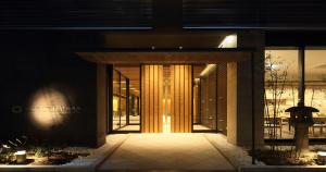 uma entrada para um edifício com uma porta iluminada em Kyoto Hot Spring Hatoya Zuihokaku Hotel em Quioto