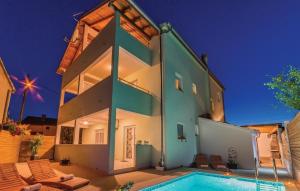dom z basenem przed nim w obiekcie Apartment in Pakoštane with pool access, terrace, air conditioning, Wi-Fi, 3548-2 w Pakoštane +29 zdjęć