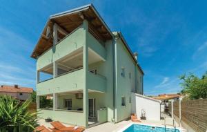 une maison avec une piscine en face de celle-ci dans l'établissement Apartment in Pakoštane with pool access, terrace, air conditioning, Wi-Fi, 3548-2, à Pakoštane