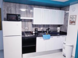 Virtuvė arba virtuvėlė apgyvendinimo įstaigoje MH House APT #1
