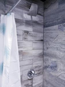 カロリーナにあるMH House APT #1のバスルーム(白いシャワーカーテン付きのシャワー付)が備わります。