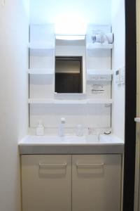 那霸的住宿－Hotel Urbansea 2 Matsuo，一间带水槽和镜子的浴室