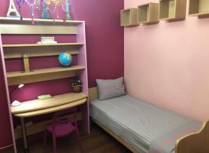 Habitación infantil con escritorio y litera en Lemnoshouse, en Mirina
