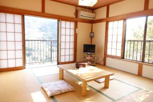 下田市にあるペンション桜家のリビングルーム(テーブル付)が備わります。