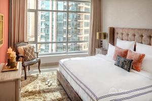 
a bedroom with a large bed and a large window at Dream Inn Apartments - Park Island in Dubai
