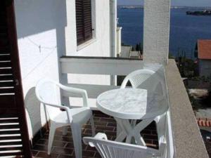 una mesa y 2 sillas sentadas en un balcón en Apartment in Kali with sea view, balcony, air conditioning, WiFi (4230-2) en Kali