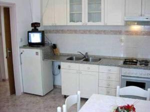 cocina con fregadero y TV en la barra en Apartment in Kali with sea view, balcony, air conditioning, WiFi (4230-2) en Kali