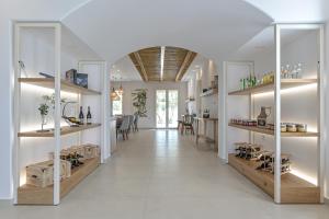 Sea & Olives Suites Hotel and Villas的厨房或小厨房