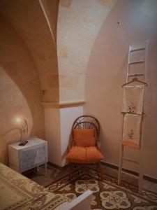 una stanza con una sedia, un tavolo e una mensola di La dimora della Dea Estia a Oria