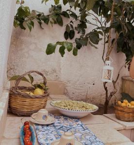 un tavolo con un cesto di frutta e un cesto di mele di La dimora della Dea Estia a Oria