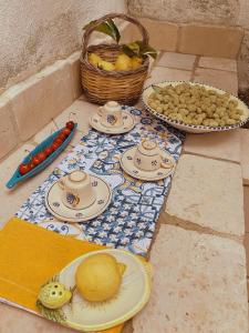 un tavolo con piatti di cibo e un cesto di frutta di La dimora della Dea Estia a Oria