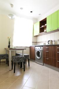 A kitchen or kitchenette at Martas Nams