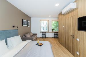 ein Schlafzimmer mit einem Bett und ein Wohnzimmer in der Unterkunft River city apartments No 4 by URBAN RENT in Kaunas