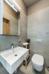 Ein Badezimmer in der Unterkunft River city apartments No 4 by URBAN RENT