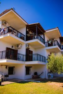 an apartment building with balconies and a yard at Studio Nastasia in Afitos