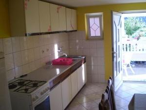 Kuchyňa alebo kuchynka v ubytovaní Apartments Kampor (4235)
