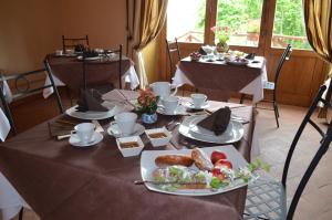 uma mesa com um prato de comida em Feudo Magazzeni Etna em SantʼAlfio