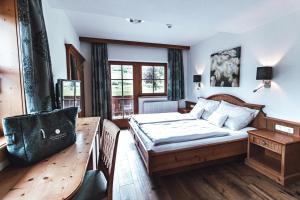 Säng eller sängar i ett rum på Hotel Chalets Grosslehen