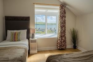 Postel nebo postele na pokoji v ubytování Dingle Harbour Lodge B&B