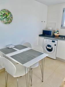 Kuchyňa alebo kuchynka v ubytovaní Apartamento playa y club náutico a 150m