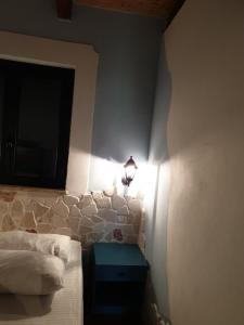 1 dormitorio con 1 cama y TV en la pared en dastemi en Parghelia