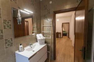 Casa Bastianello1 favolosa posizione sul Canal Vena في كيودجا: حمام مزود بحوض ومِرآة +38 صورة