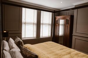 - une chambre avec un lit et 2 fenêtres dans l'établissement Kilmore Guesthouse, à Kilkenny