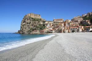a view of a beach with a town in the background at Scilla A Vinedda in Scilla
