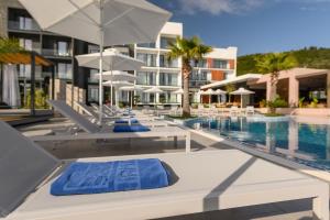 Bazén v ubytování Miamar Luxury Hotel & Spa nebo v jeho okolí