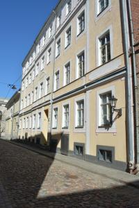 un gran edificio al lado de una calle en Large Vacation Apartments in the Old Town, en Riga