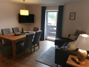 Televízia a/alebo spoločenská miestnosť v ubytovaní Apartmenthaus WALDHORN