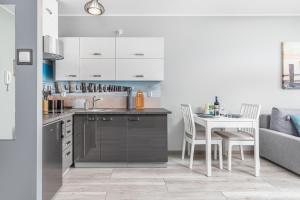 Kuchnia lub aneks kuchenny w obiekcie Apartamenty Osiedle Bursztynowe III by Noclegi Renters