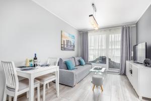 Telewizja i/lub zestaw kina domowego w obiekcie Apartamenty Osiedle Bursztynowe III by Noclegi Renters