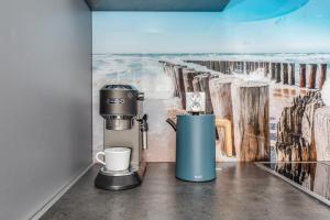Zestaw do parzenia kawy i herbaty w obiekcie Apartamenty Osiedle Bursztynowe III by Noclegi Renters