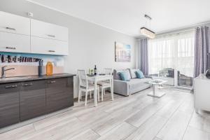 Kuchnia lub aneks kuchenny w obiekcie Apartamenty Osiedle Bursztynowe III by Noclegi Renters