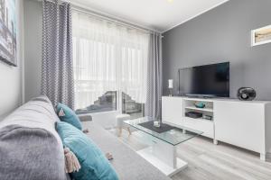 Telewizja i/lub zestaw kina domowego w obiekcie Apartamenty Osiedle Bursztynowe III by Noclegi Renters