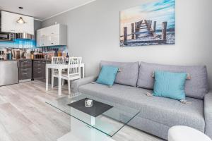Kuchnia lub aneks kuchenny w obiekcie Apartamenty Osiedle Bursztynowe III by Noclegi Renters